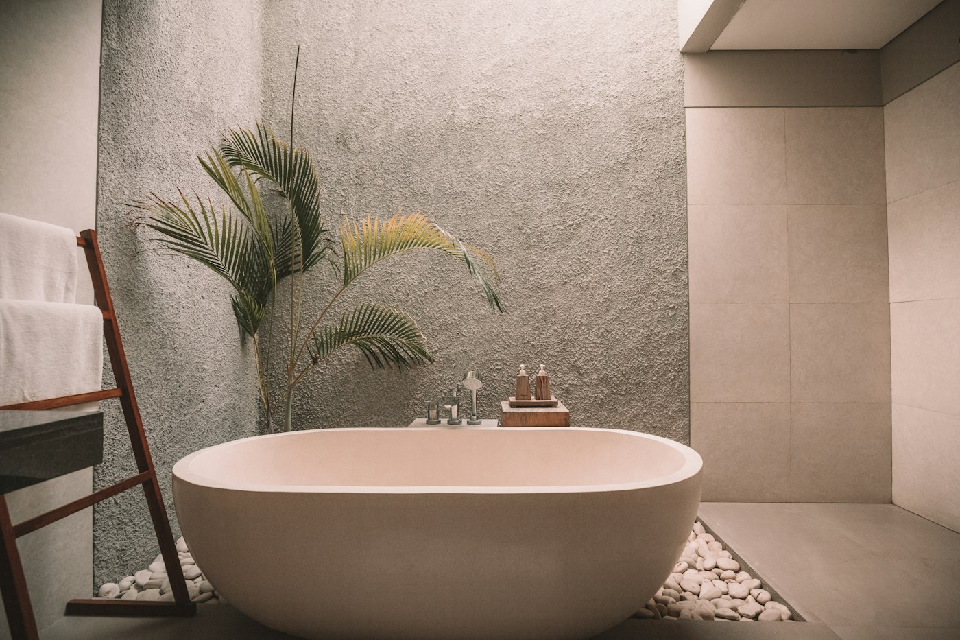 Baignoire et murs en matière minérale claire